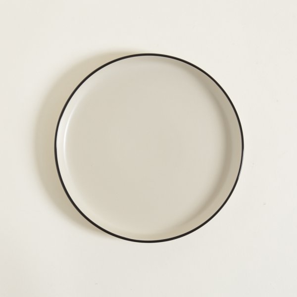 Set x 6 PLATO PLAYO CREMA BORDE NEGRO 26 CM